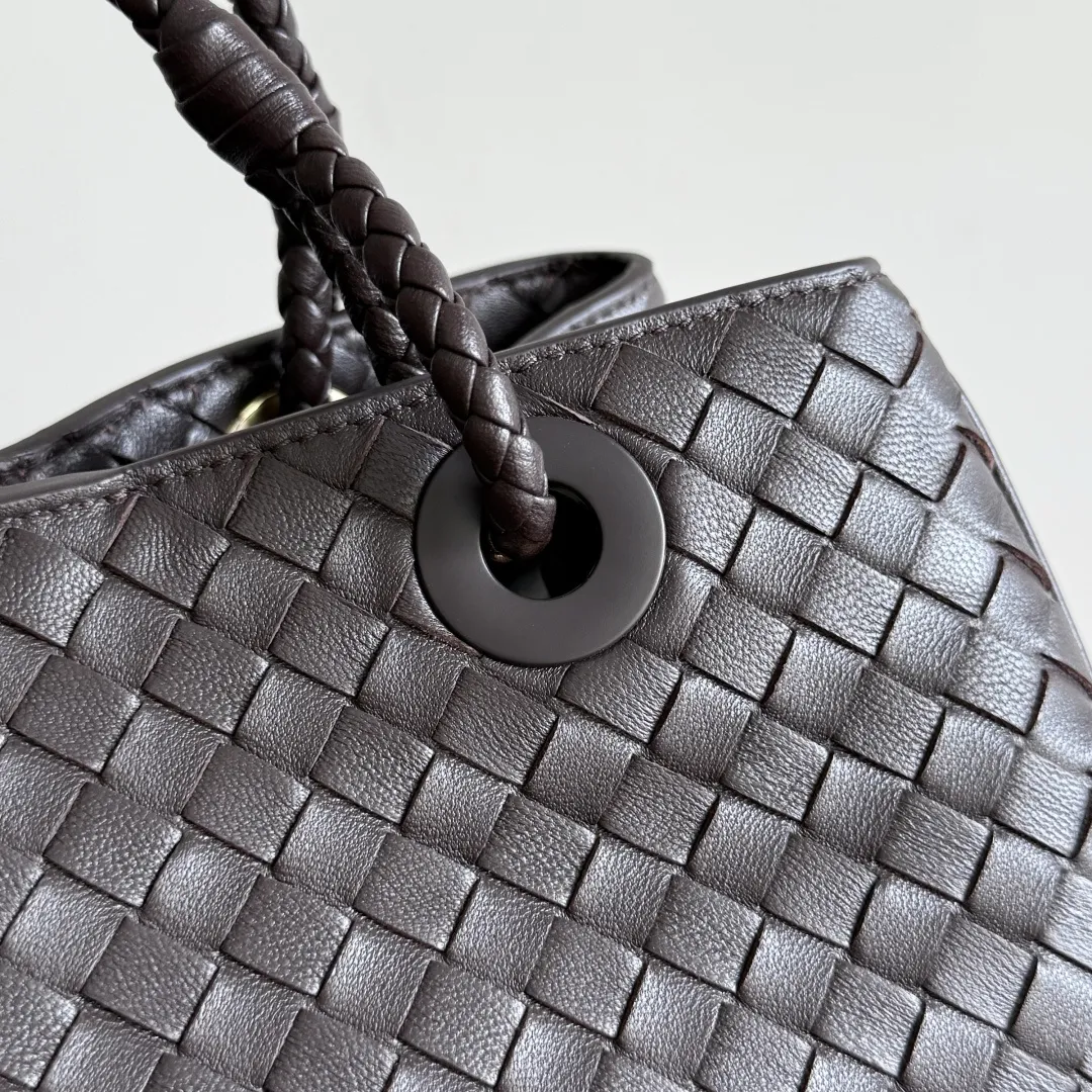 Batch 2200 Bottega Veneta Basket new woven handbag. The classic tote bag style has its own elegant and elegant temperament. It does not feel out of place whether it is commuting or casual outings. It is suitable for various occasions! The design of the woven handle is the finishing touch. The hand-woven texture is delicate and rich in texture. It is not only beautiful, but also extremely comfortable to hold. It looks low-key when held in the hand, but in fact it exudes luxurious charm. Iconic weaving process, each weave is tight and even, showing BV's exquisite production technology. The metal ring decoration is perfectly connected with the bag body, adding a sense of modernity and sophistication to the whole. Moreover, the lines of the bag body are smooth and natural, and the curvature is ergonomic. It can be perfectly adapted whether it is carried on the shoulder or carried in the hand, showing an elegant posture. Style number: 836261 Size: 31*18.5*16cm